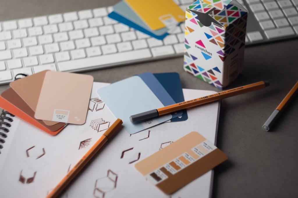 عملية تصميم شعار وهوية بصرية على طاولة العمل